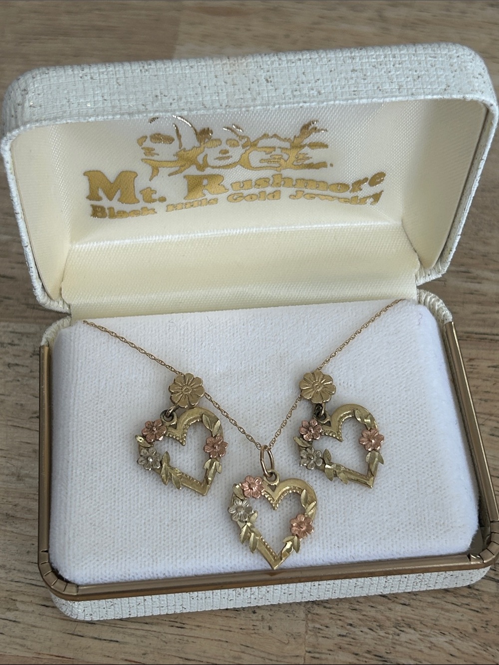 Mt. Rushmore Black Hills Gold vintage set